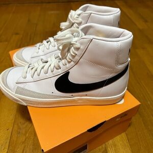 Nike Women Blazer Mid ‘77